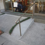 スロープの段差があるところで転落しないように