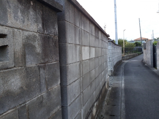 老朽化したブロック塀